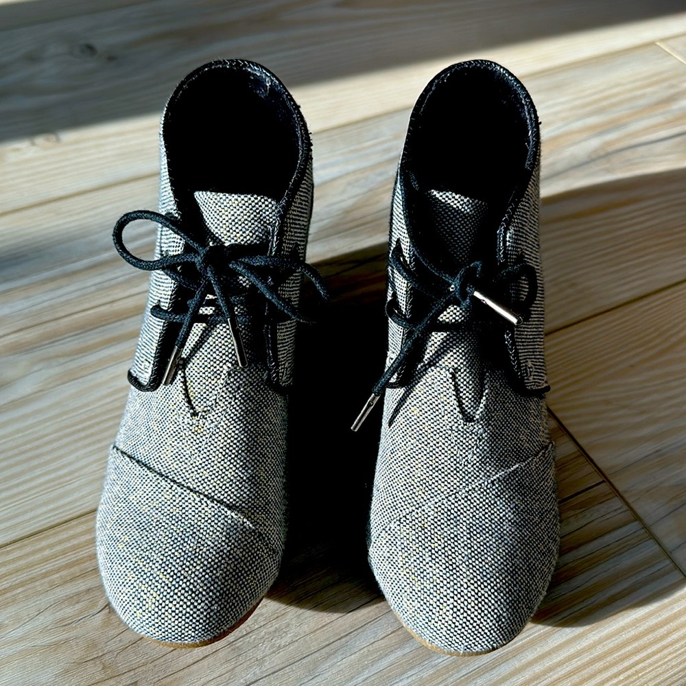 TOMS Desert Wedge Bootie Gold sSparkle and Black 7.5